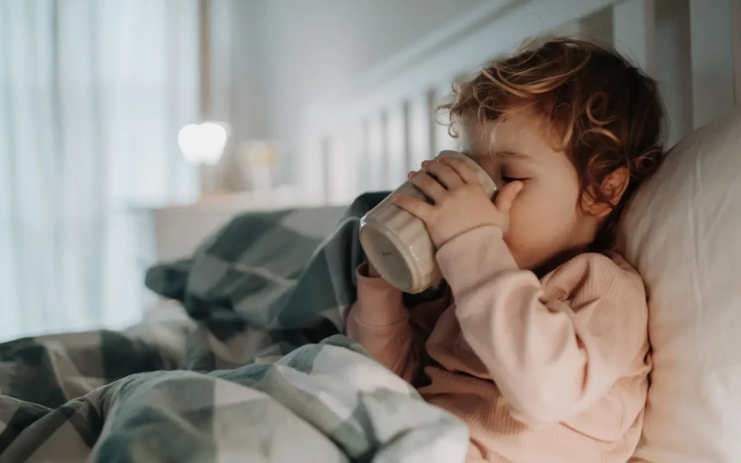 Enfant met du temps à s'endormir, boit un verre d'eau dans son lit