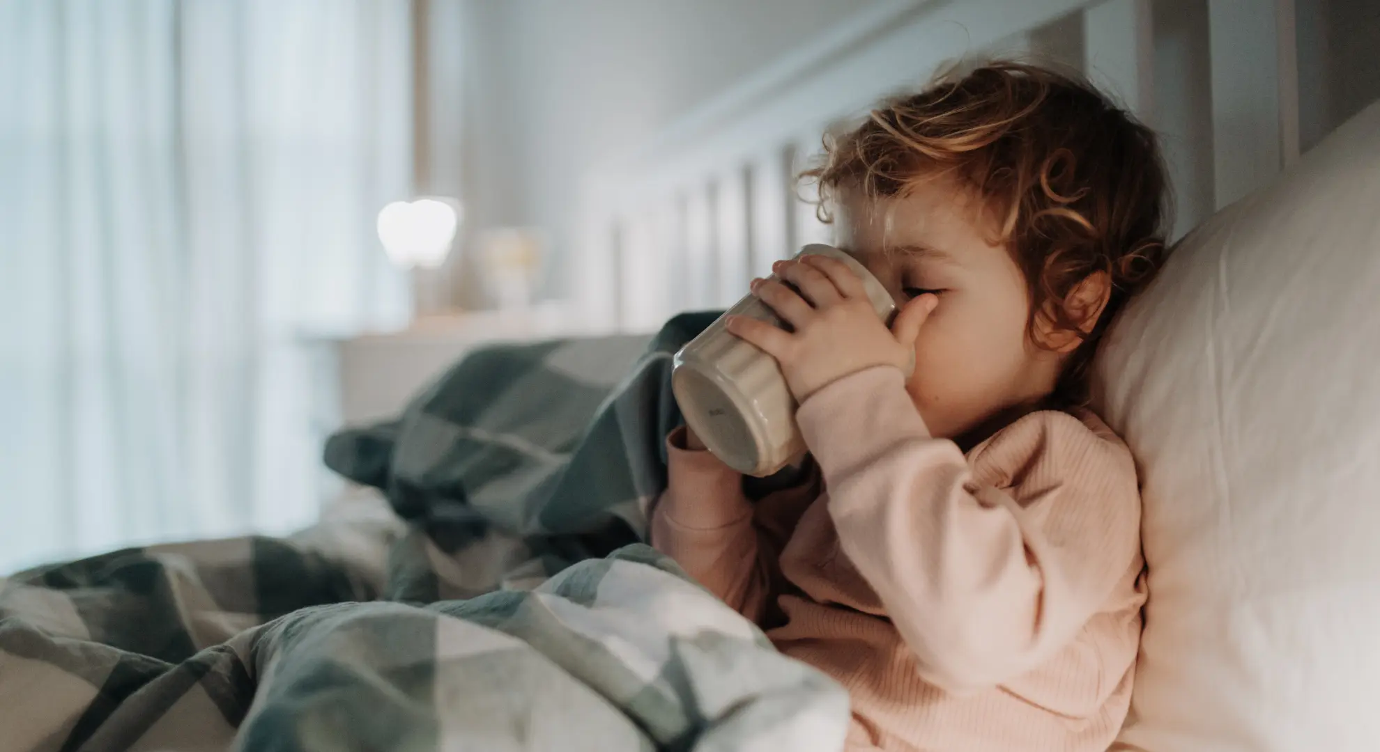 Enfant met du temps à s'endormir, boit un verre d'eau