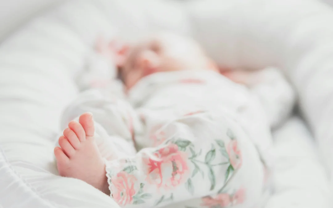 Bébé éveillé dans son lit, régression du sommeil à 4 mois