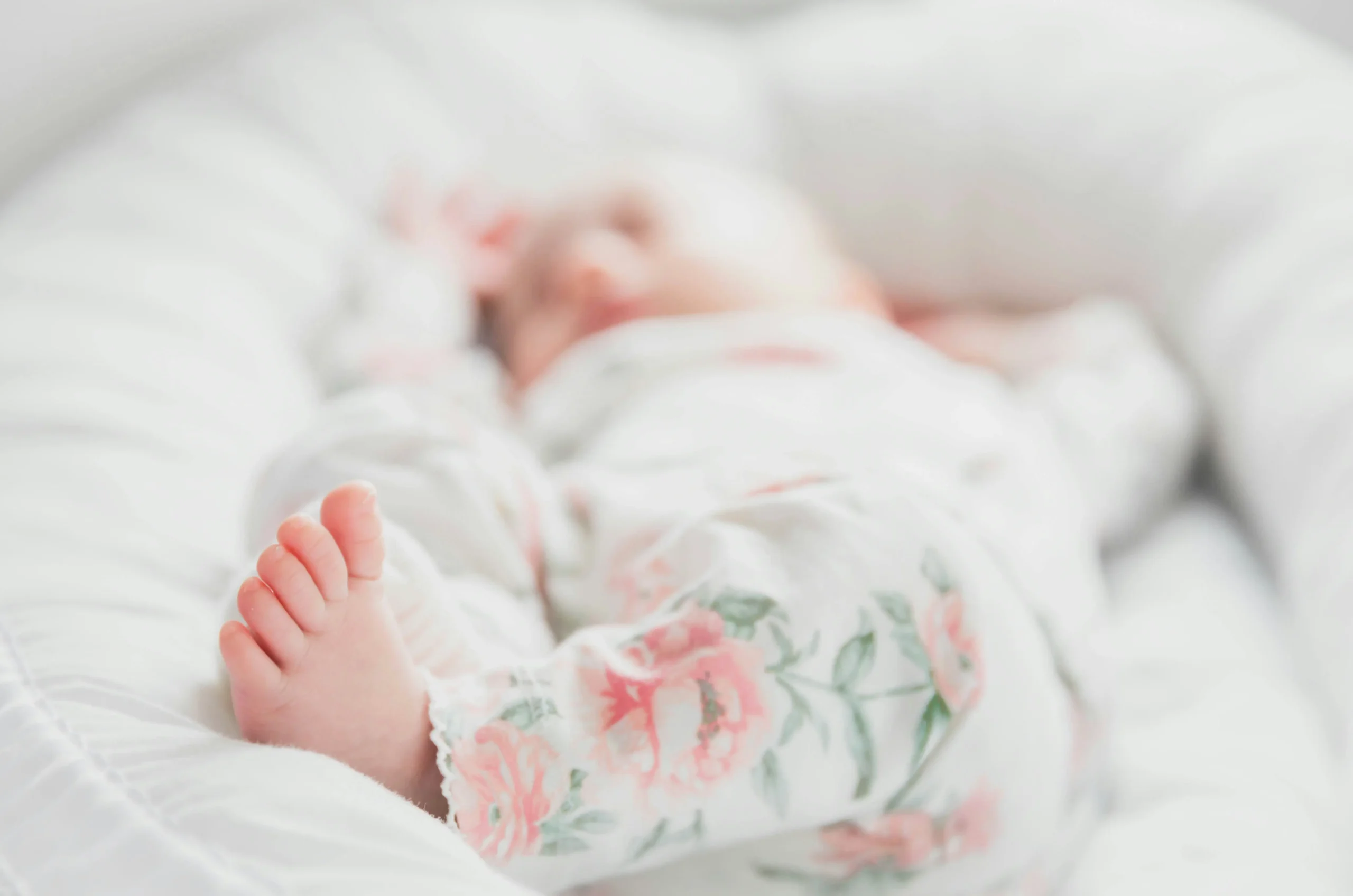 Bébé éveillé dans son lit, régression sommeil 4 mois